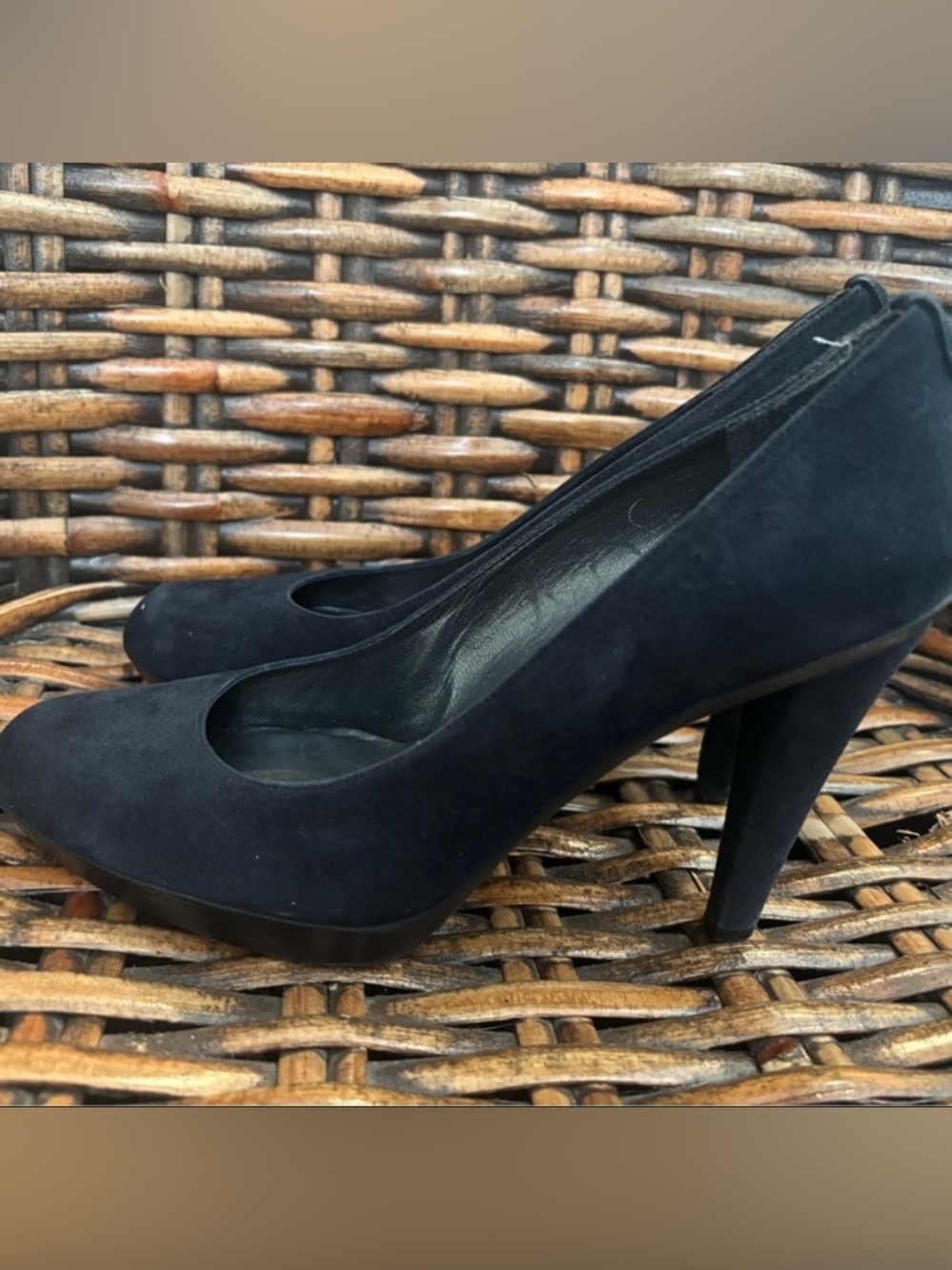 Stuart Weitzman navy suede  Women's Heels in size 7.5 Only worn a few times !